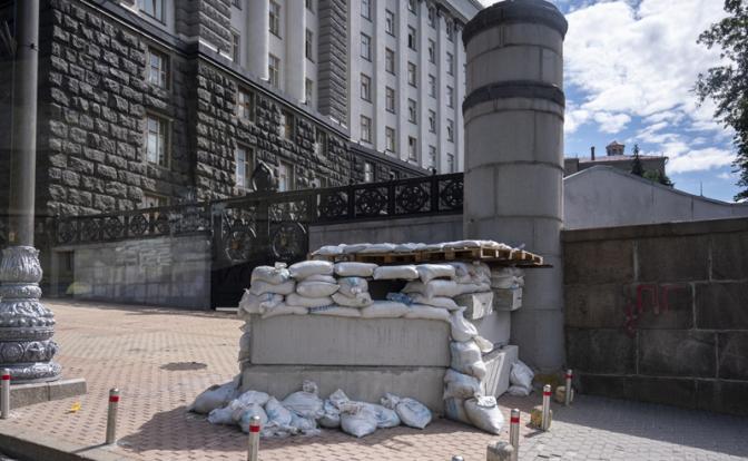 На фото: мешки с песком у здания Верховной Рады Украины.