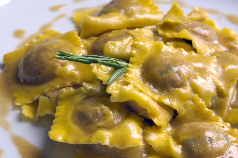 На фото: аньолотти с соусом из исторического ресторана Ristorante del Cambio, Турин, Италия.