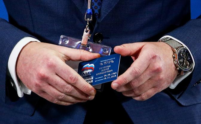 Партбилет в печку? Пока кандидаты от ЕР пытаются откреститься от любимой партии, коммунисты принимают "Программу Победы"