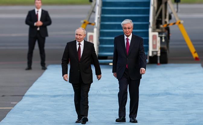На фото: президент РФ Владимир Путин и президент Казахстана Касым-Жомарт Токаев (слева направо) во время церемонии приветствия в международном аэропорту Нурсултан Назарбаев