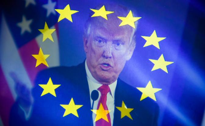 На фото: президент США Дональд Трамп на фоне флага Евросоюза.