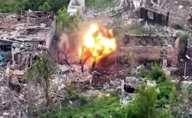 На фото: военнослужащие штурмовых подразделений группировки войск «Центр» мощным броском на мотоциклах вышли к окрестностям Новопавловки Днепропетровской области.