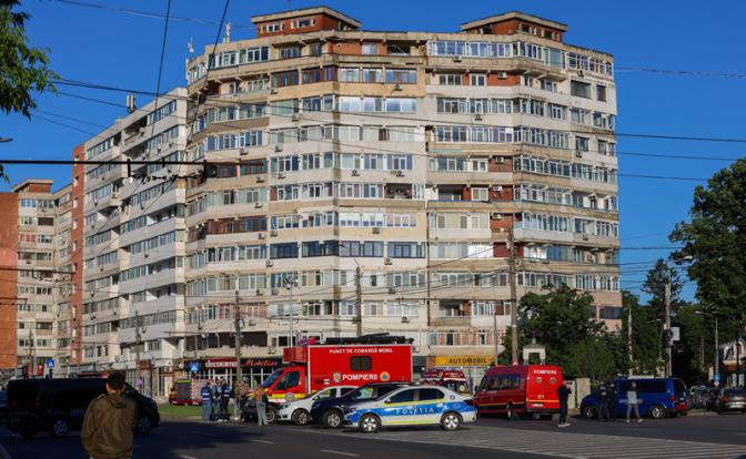 На фото: на месте попадания беспилотника в многоквартирный дом в восточном городе Галац, Румыния.