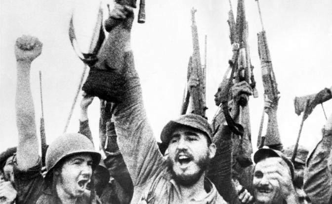 На фото (в центре): кубинский политический лидер Фидель Кастро.