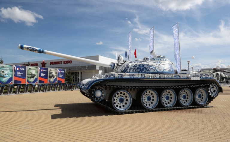 На фото: танк Т-54, окрашенный под гжель, был представлен на открытой выставочной площадке выставочного центра «Патриот».