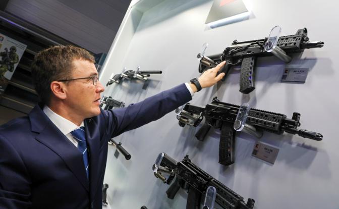 На фото: концерн «Калашников» представил штурмовые винтовки АК-12СК и АК-12К на 13-й Международной выставке вооружения и военной техники «МИЛЕКС-2025» в Минске.