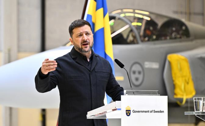 На фото: Владимир Зеленский во время пресс-конференции на авианосце F16 в Упсале, Швеция.