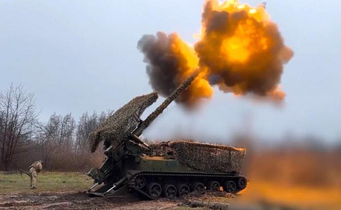 На фото: расчеты самоходных пушек «Гиацинт-С» группировки войск «Запад» уничтожили опорники с живой силой и пункты управления БПЛА ВСУ.