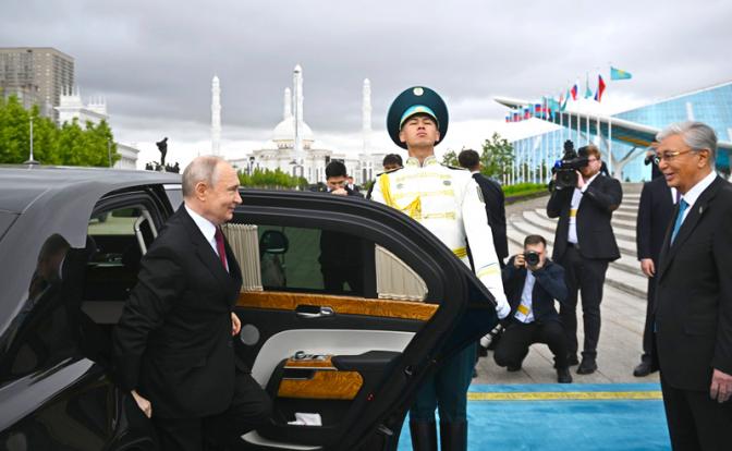 На фото: президент России Владимир Путин в Казахстане.