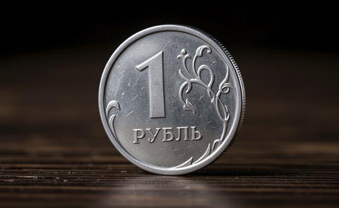 ЦБ снова резко повысил курс доллара, борясь с аномалией рубля