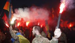У Киева драматический выбор - разлюбить Бандеру или остаться без "Старлинка"