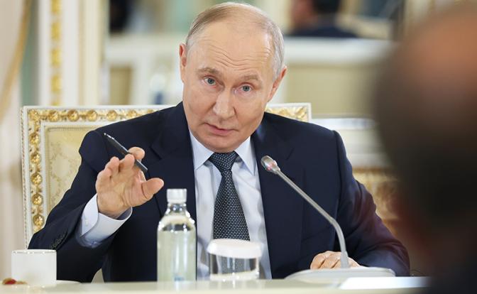 На фото: президент РФ Владимир Путин во время встречи с руководителями международных информационных агентств