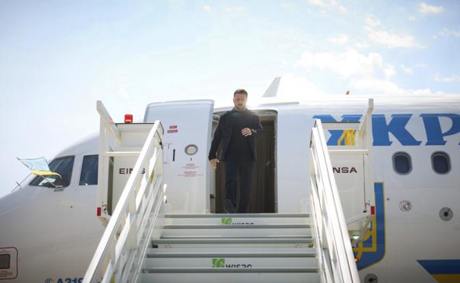 На фото: президент Украины Владимир Зеленский выходит из самолета авиакомпании «Украинские авиалинии».