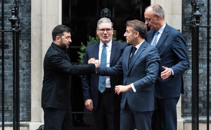 На фото: президент Украины Владимир Зеленский, премьер-министр Великобритании Кир Стармер, канцлер Германии Фридрих Мерц и президент Франции Эмманюэль Макрон (слева направо) после окончания встречи.