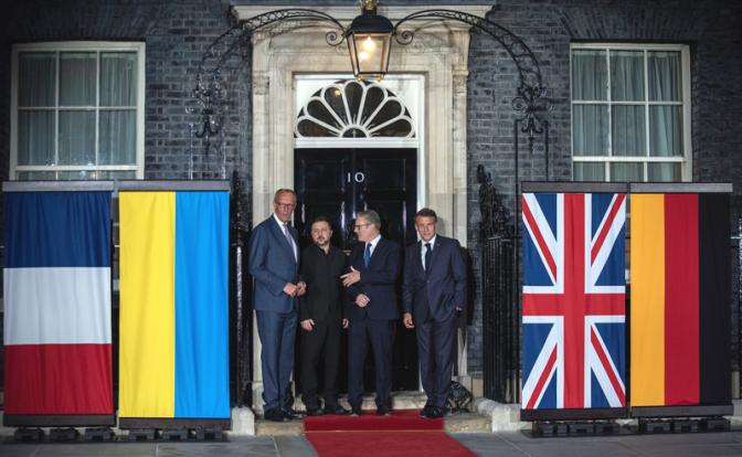 На фото: канцлер Германии Фридрих Мерц (слева), президент Украины Владимир Зеленский (в центре), премьер-министр Великобритании Кир Стармер (в центре) и президент Франции Эммануэль Макрон (справа).