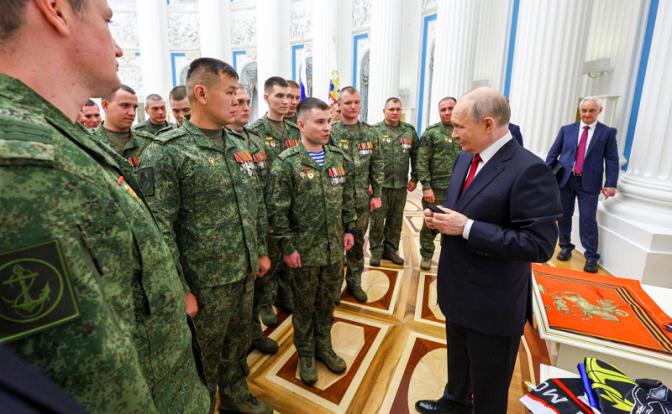 На фото: президент России Владимир Путин во время встречи в Кремле с военнослужащими по случаю Дня России.