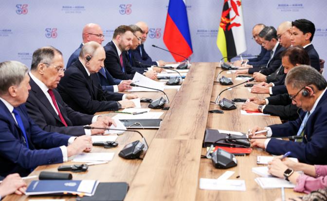 На фото: президент РФ Владимир Путин (третий слева) во время встречи с султаном Брунея Хассаналом Болкиахом в рамках V Саммита Россия - АСЕАН в Татарском государственном Академическом театре им. Галиасгара Камала, село Большие Кабаны, Татарстан.