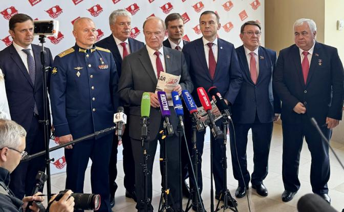 На фото (в центре): глава КПРФ Геннадий Зюганов на XIX съезде КПРФ.
