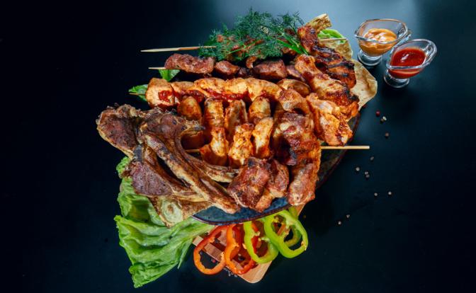 На фото: мясное ассорти с бараниной и соус.