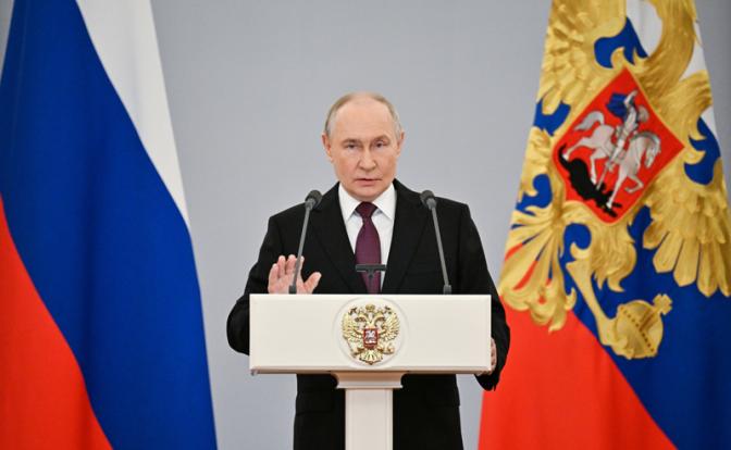 На фото: президент РФ Владимир Путин во время встречи с выпускниками военных вузов