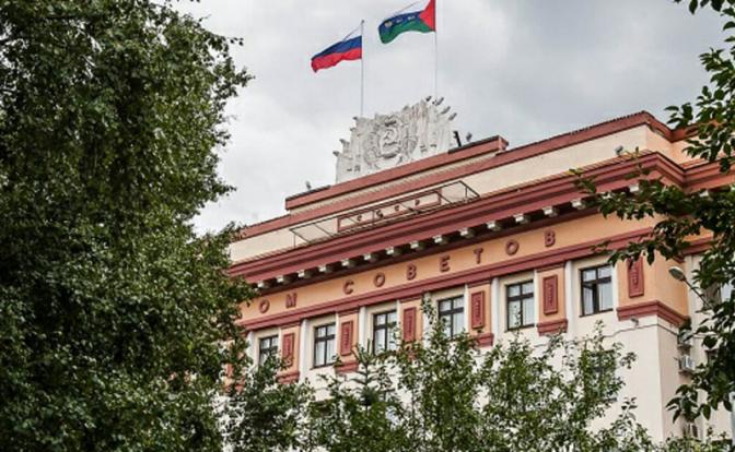 На фото: фасад здания Дома Советов в Тюмени
