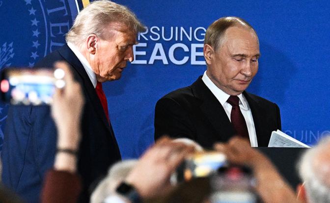 На фото: Анкоридж. Президент России Владимир Путин и президент США Дональд Трамп (слева направо)