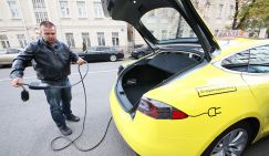 Депутаты ждут Tesla с зелёным огоньком в России. "Электрички"-такси хотят вывести из-под закона