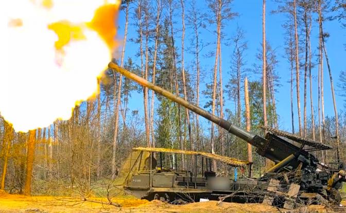 На фото: работа расчета САУ «Пион» артиллерийской бригады большой мощности группировки в зоне СВО.