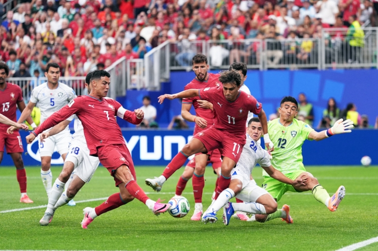 На фото: Криштиану Роналду во время матча группы K Чемпионата мира по футболу между Португалией и Узбекистаном.