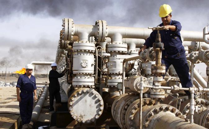 На фото: иракские рабочие трудятся на нефтеперерабатывающем заводе «Румайла» в Зубайре, недалеко от города Басра, Ирак.
