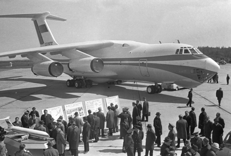 На фото: советский тяжелый военно-транспортный самолет Ил-76, 1976 год.