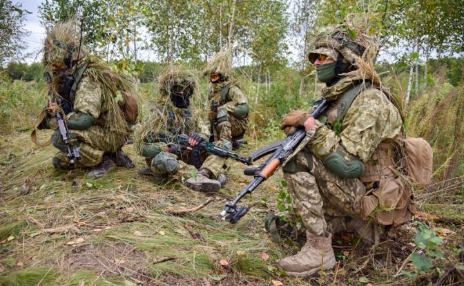 На фото: украинские военные в маскировке.