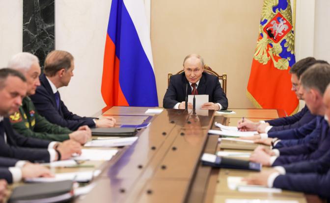 На фото: президент РФ Владимир Путин во время совещания по вопросам снабжения топливом регионов России в Кремле.