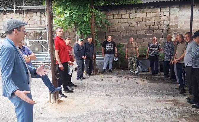 На фото: председатель Русского литературного общества Александр Чистяков встречается с бойцами рембата Шамана