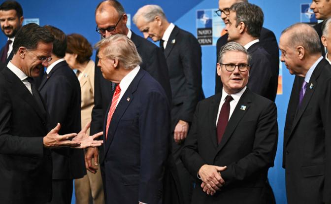 На фото: генеральный секретарь НАТО Марк Рютте (слева направо), президент Дональд Трамп, премьер-министр Великобритании Кир Стармер и президент Турции Реджеп Тайип Эрдоган с лидерами стран НАТО.