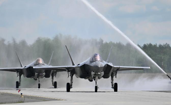 На фото: самолеты F-35.