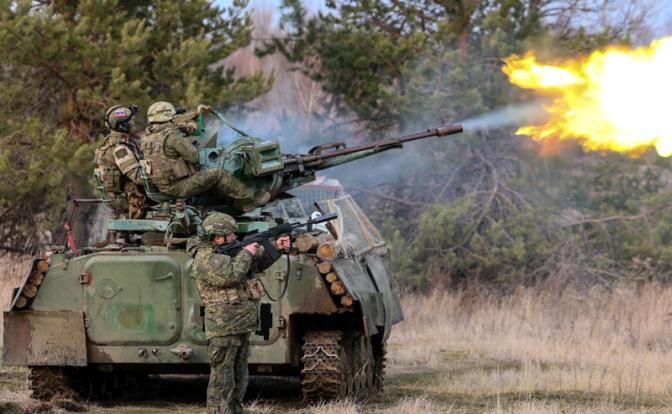 На фото: военнослужащий за зенитной установкой ЗУ-23-2 на базе МТЛБ во время защиты воздушного пространства.