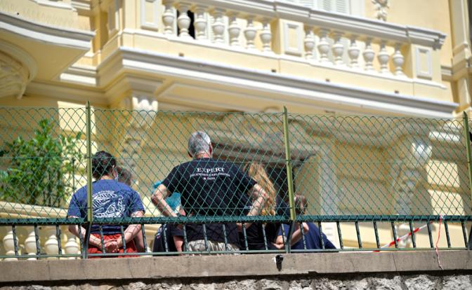 На фото: полиция у жилого дома, поврежденного в результате взрыва. 29 июня произошел взрыв в жилом доме, в результате которого пострадали три человека. Одним из пострадавших является украинский бизнесмен Вадим Ермолаев.