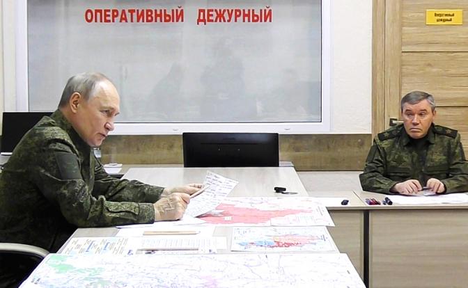 На фото: президент РФ Владимир Путин и начальник Генерального штаба ВС РФ генерал армии Валерий Герасимов (слева направо).