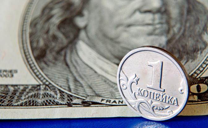 Эксперт сказал, переводить ли сбережения в доллары в ожидании резкого роста курса