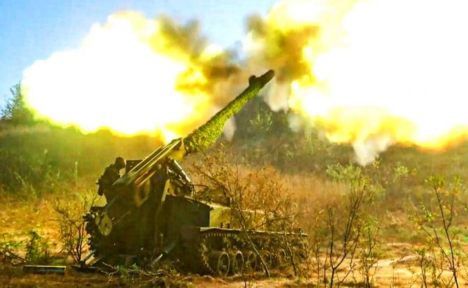 На фото: боевая работа расчетов самоходных артиллерийских установок (САУ) Западного военного округа на Купянском направлении в зоне проведения специальной военной операции.