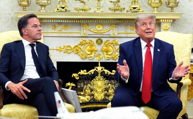 На фото: президент США Дональд Трамп и генсек НАТО Марк Рютте (справа налево).