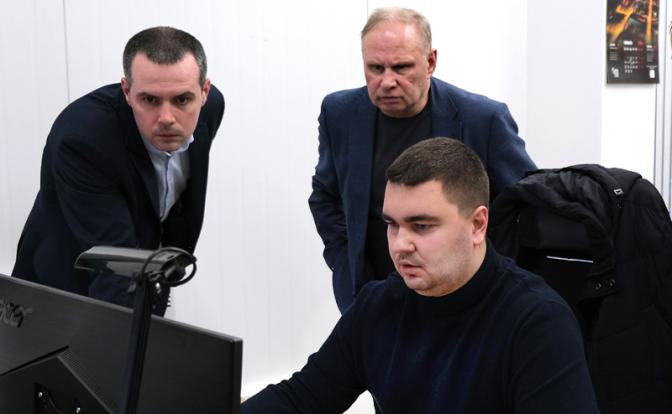 На фото (в центре): первый заместитель министра дорожного хозяйства и транспорта Челябинской области Станислав Харченко.