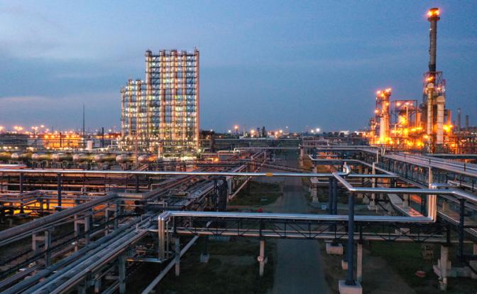 На фото: Омский нефтеперерабатывающий завод.