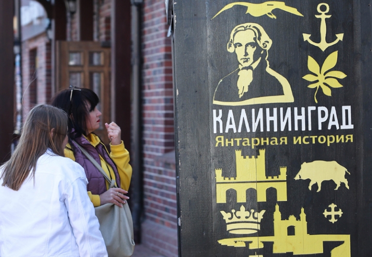На фото: горожане на одной из улиц Калининграда.