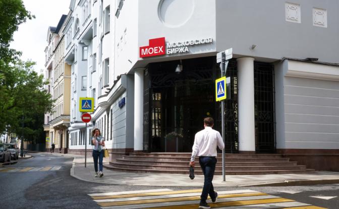 "Впервые с 2022 года": Чем опасны падения индекса Мосбиржи до минимальных значений?