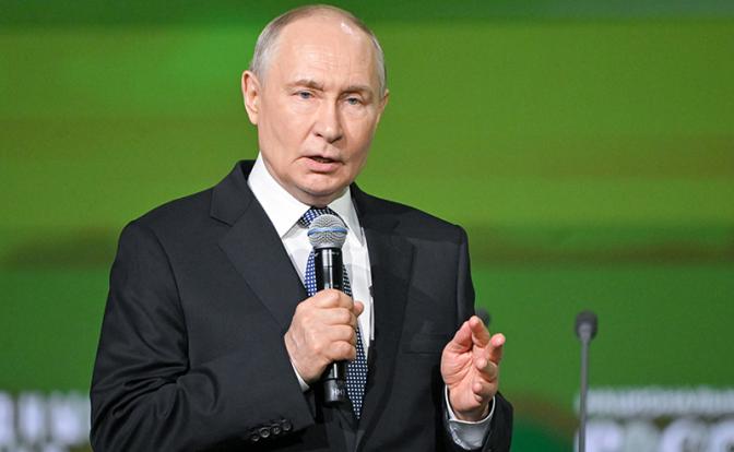 На фото: президент РФ Владимир Путин во время награждения на форуме Народного фронта "Все для победы!" в Национальном центре "Россия".
