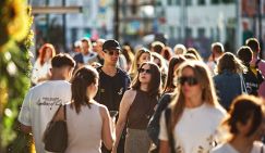 Молодость по приказу: Вначале чиновники продлевают юность, а потом отодвигают пенсию