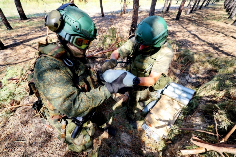 На фото: военнослужащие во время работы расчета гаубицы Д-30 артиллерийского подразделения в составе казачьей разведывательно-штурмовой бригады "Дон".