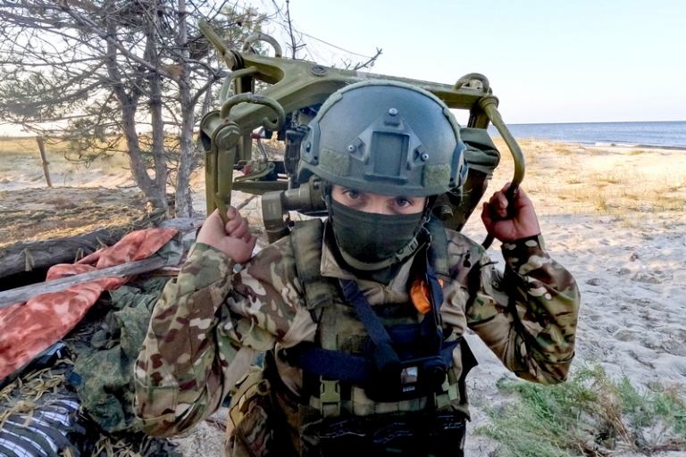 На фото: военнослужащий противотанкового подразделения 52-й артиллерийской бригады ВДВ в зоне СВО на территории Кинбурнской косы.